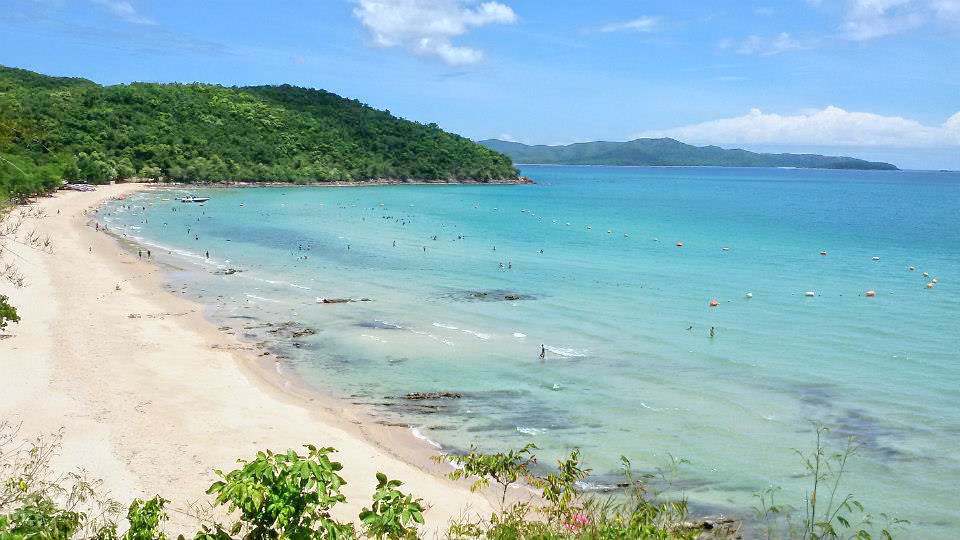 หาดทรายแก้ว มนต์เสน่ห์แห่งทะเลใสที่คนรักธรรมชาติไม่ควรพลาด